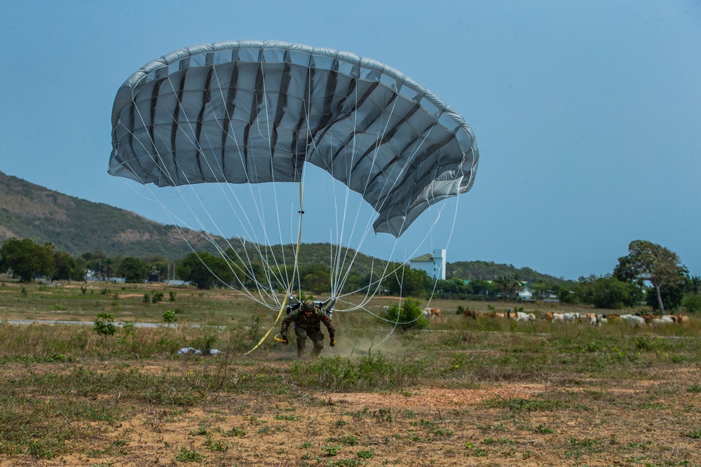 Cobra Gold 20: 31st MEU MRF jumps onto Hat Yao