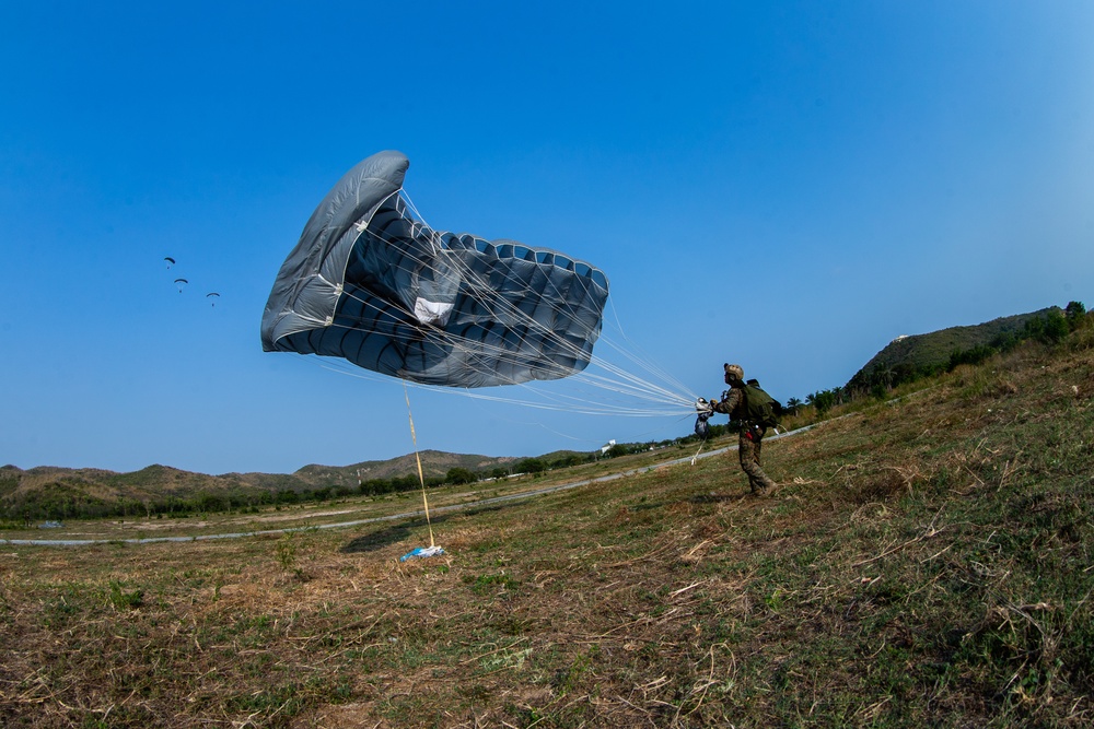 Cobra Gold 20: 31st MEU MRF jumps onto Hat Yao