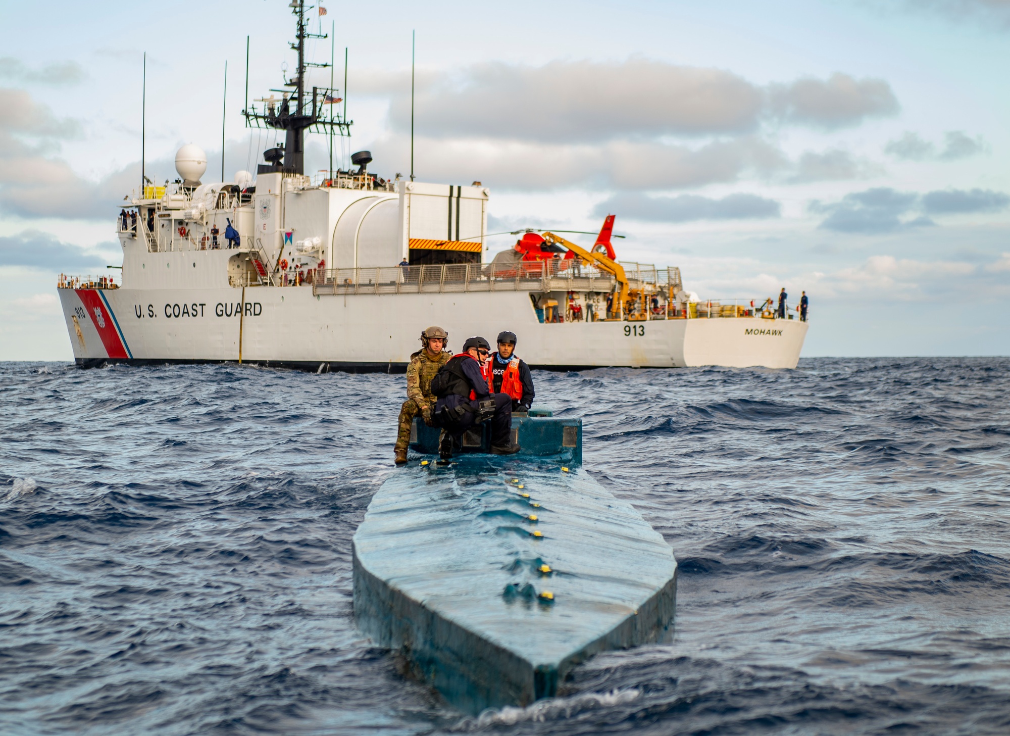 その他 Day in the Life of the Coast Guard Cutter Mohawk [DVD] DVIDS - Images - U.S. Coast Guard Cutter Mohawk - AFRICOM