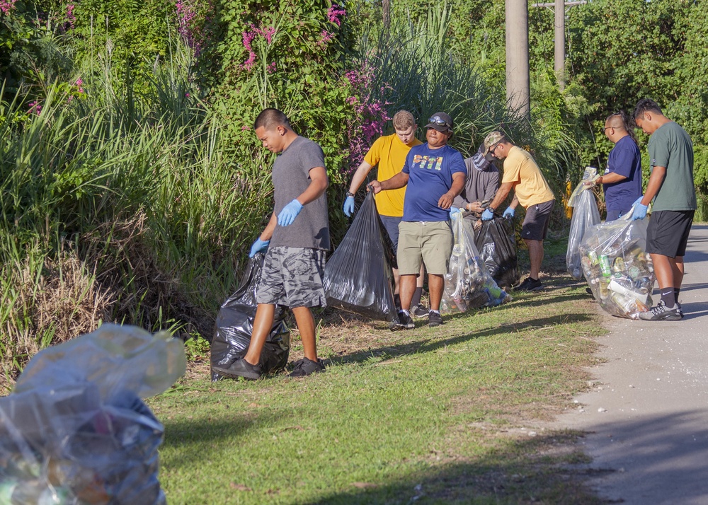 Sailors participate in Guam clean up