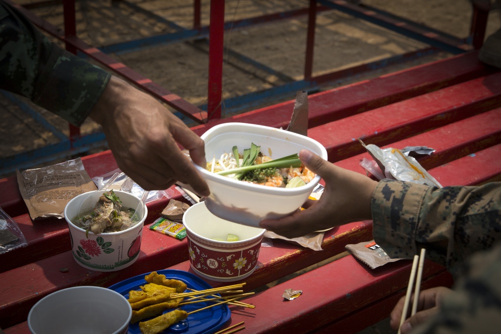 Cobra Gold 20: US, Royal Thai armed forces exchange food
