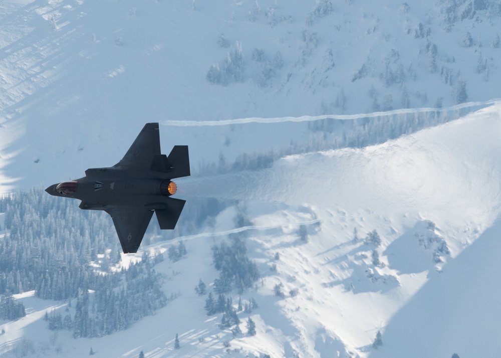 F-35 Demo Team practices before certification