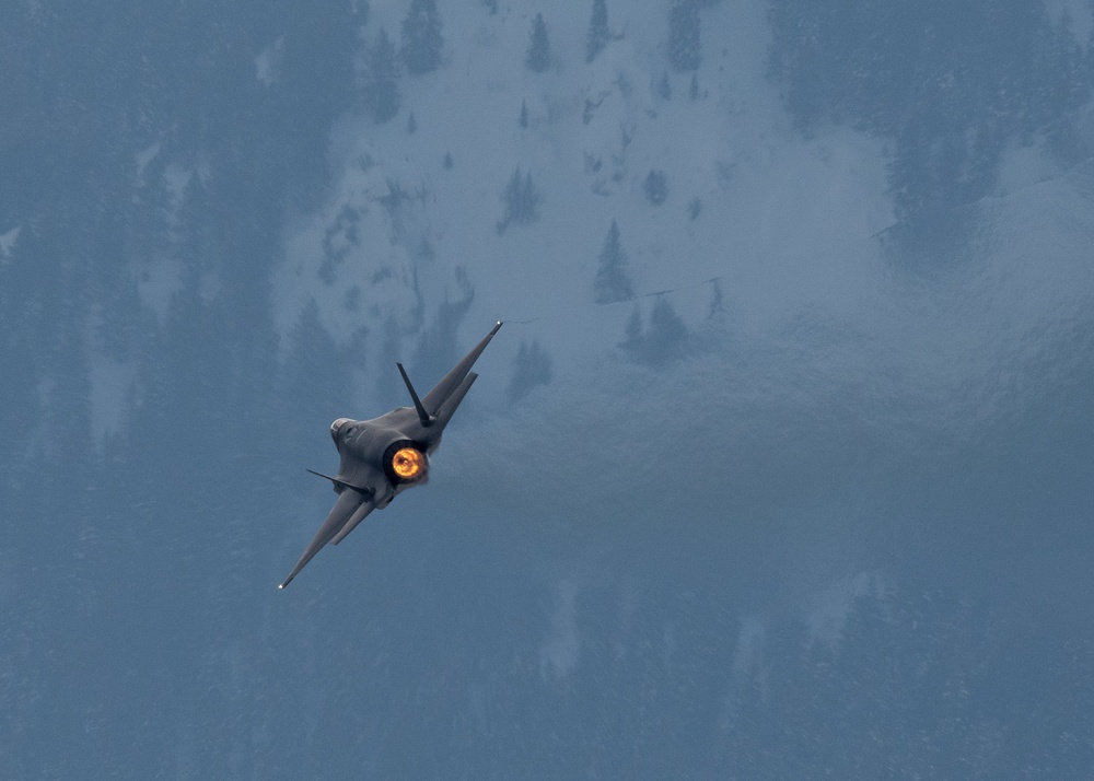 F-35 Demo Team practices before certification