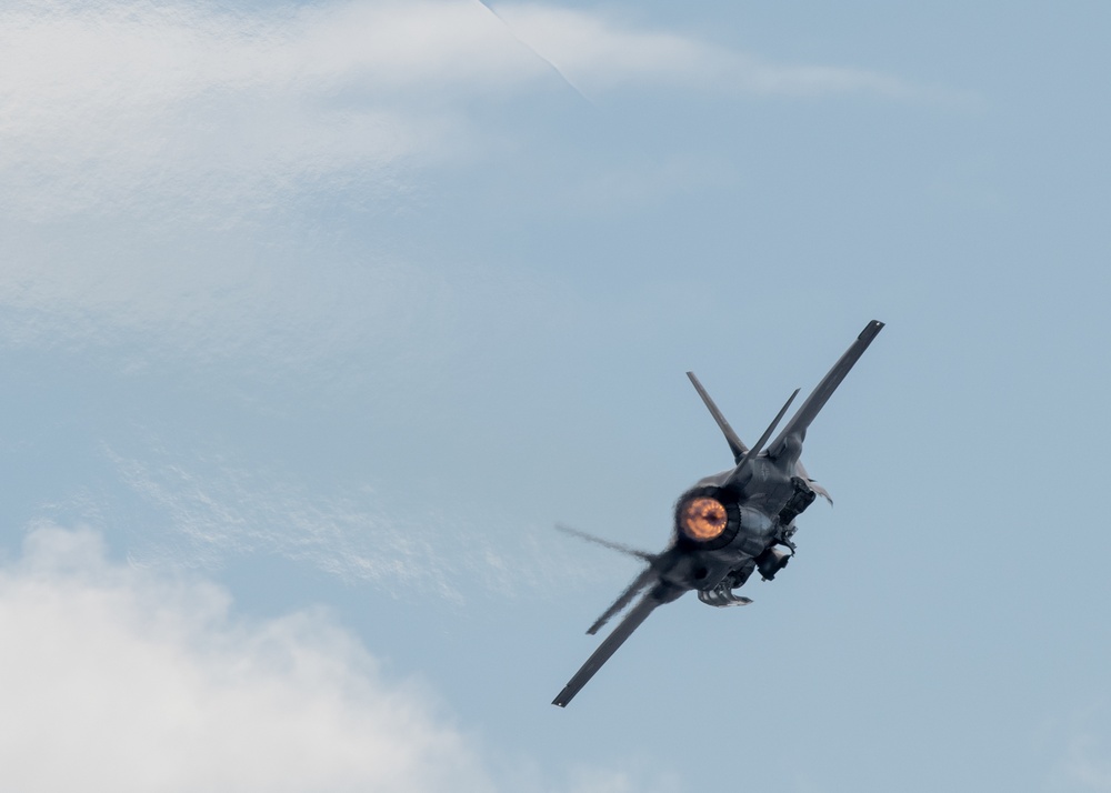 F-35 Demo Team practices before certification