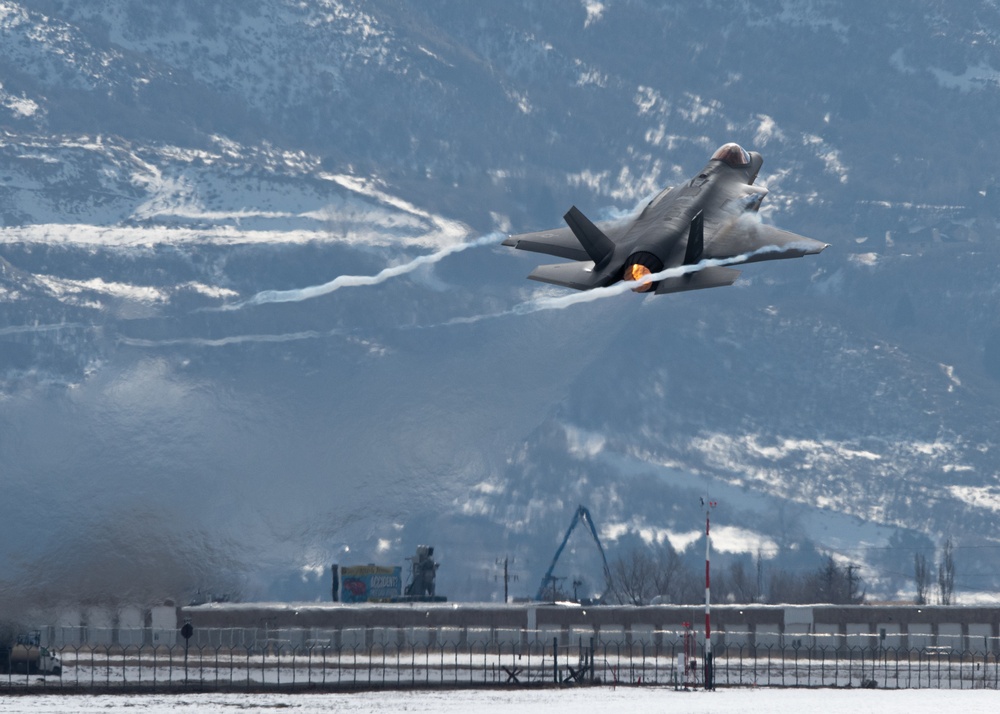 F-35 Demo Team practices before certification