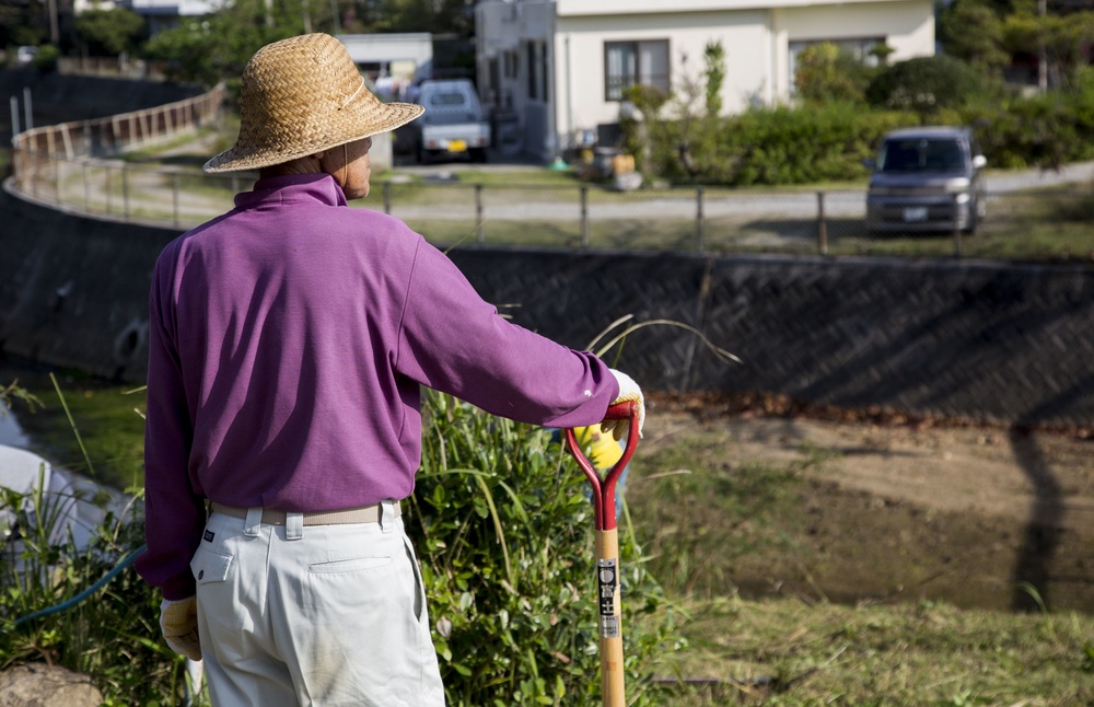 U.S. military community partners with local senior citizen's association to serve Henoko community