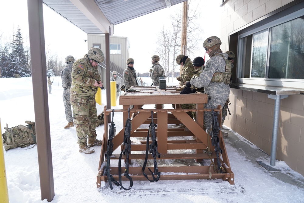 JBER Paratroopers zero in on Weapons Qualification