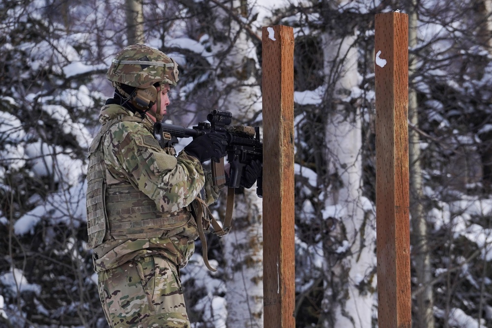 JBER Paratroopers zero in on Weapons Qualification