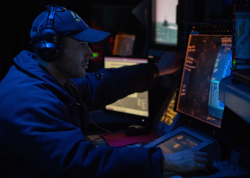 U.S. Navy, JMSDF Combat Information Center aboard USS Mustin