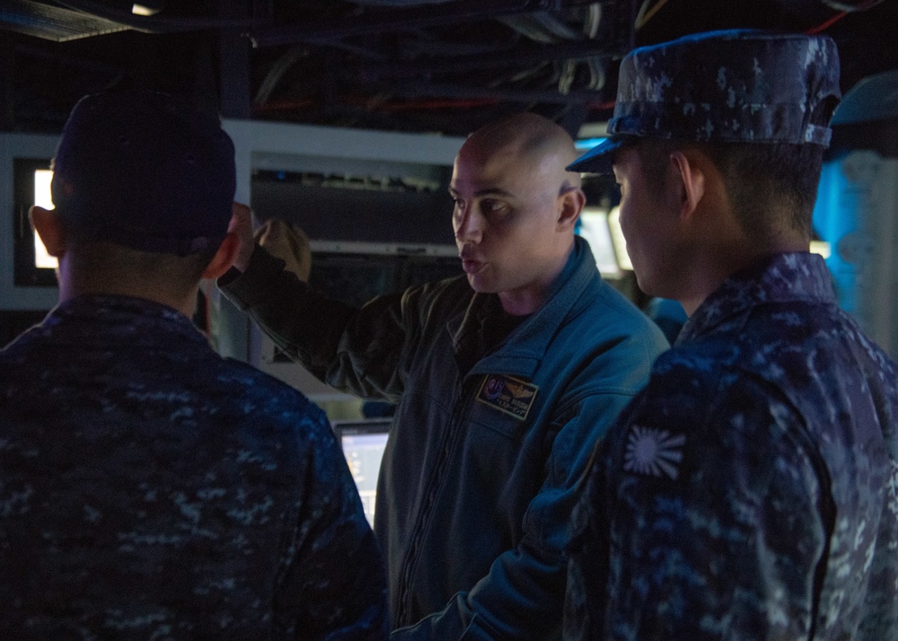 U.S. Navy, JMSDF Combat Information Center aboard USS Mustin