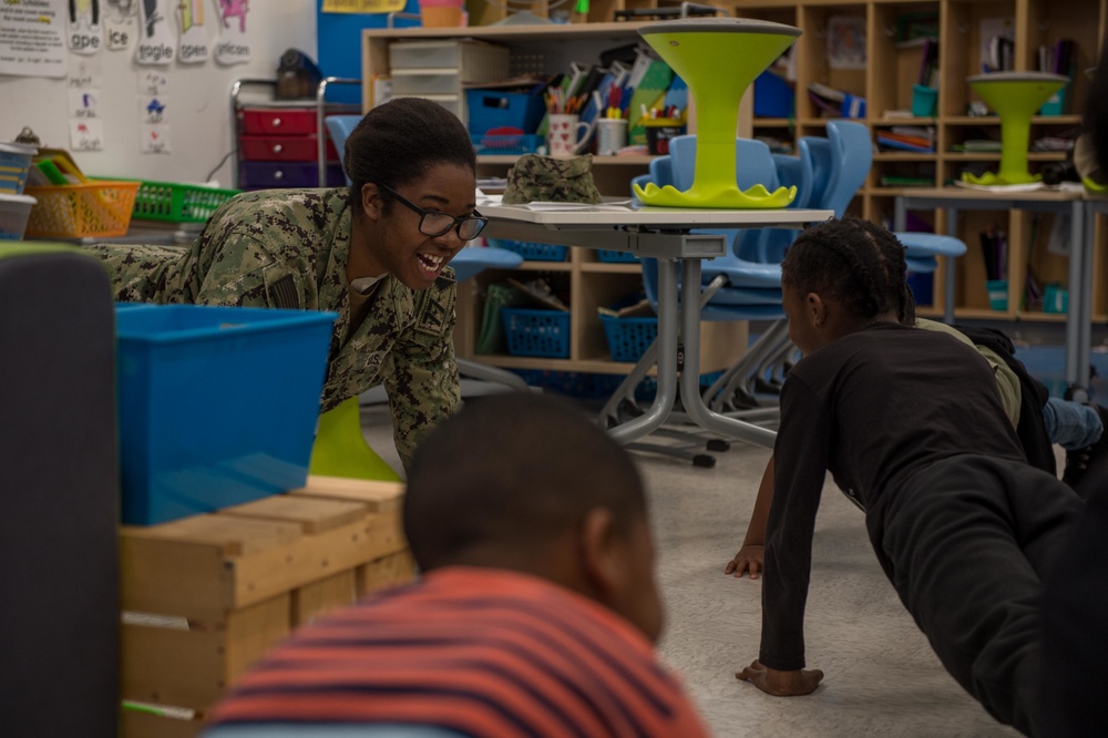 GHWB Sailors Participate in Career Fair