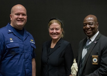 Coast Guard, maritime partners receive National Service Award for Golden Ray rescue