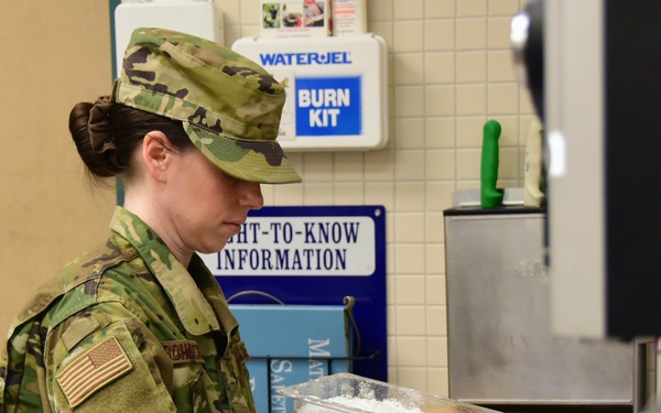 178th services Airman trains on food preparation