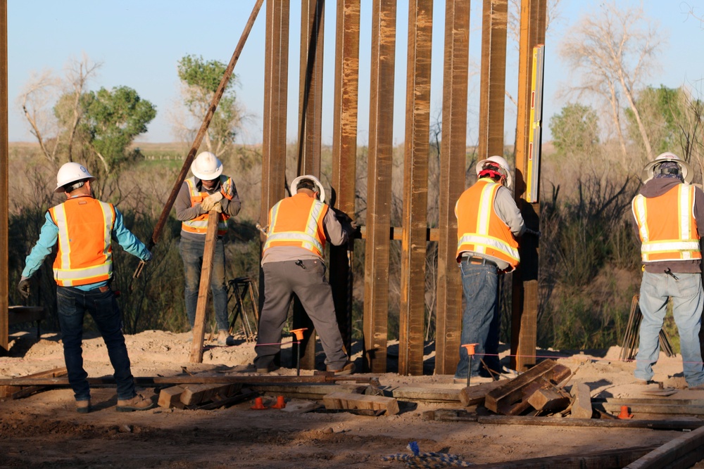 Crews install a three-ton, 30-foot bollard barrier panel at the Yuma 1 project site