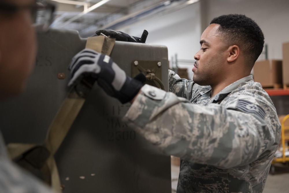 Airmen learn pallet build-up procedures