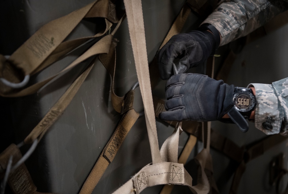 Airmen learn pallet build-up procedures