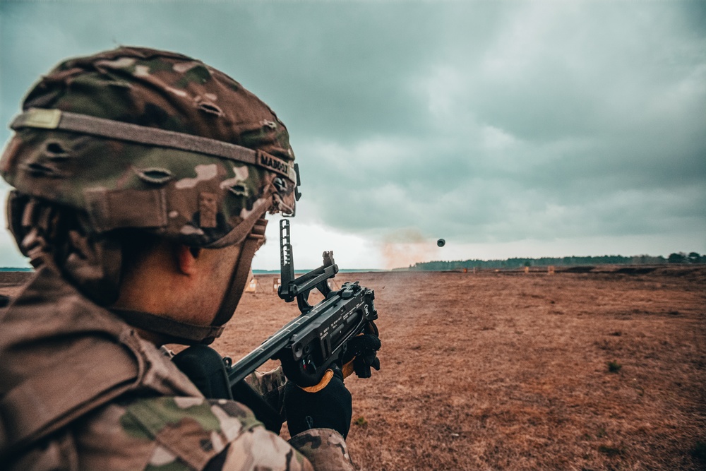 3/2CR Soldiers complete weapon qualification training during eFP