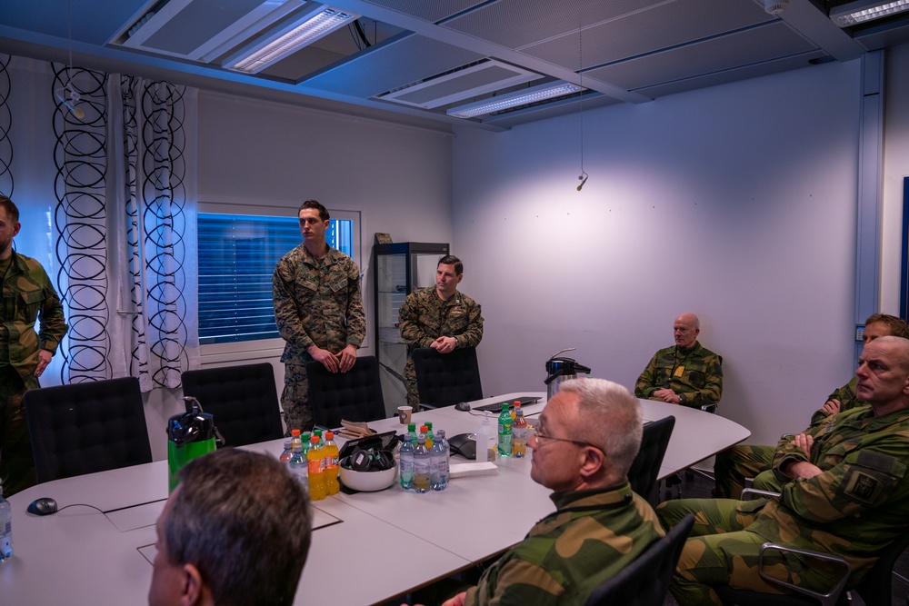 Forsvarssjefen visits 2nd Force Recon