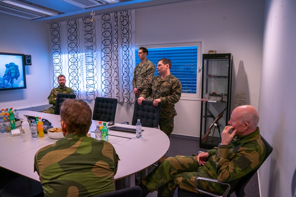 Forsvarssjefen visits 2nd Force Recon