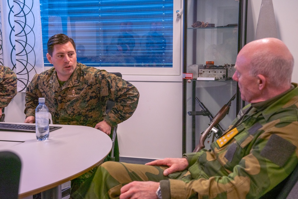 Forsvarssjefen visits 2nd Force Recon