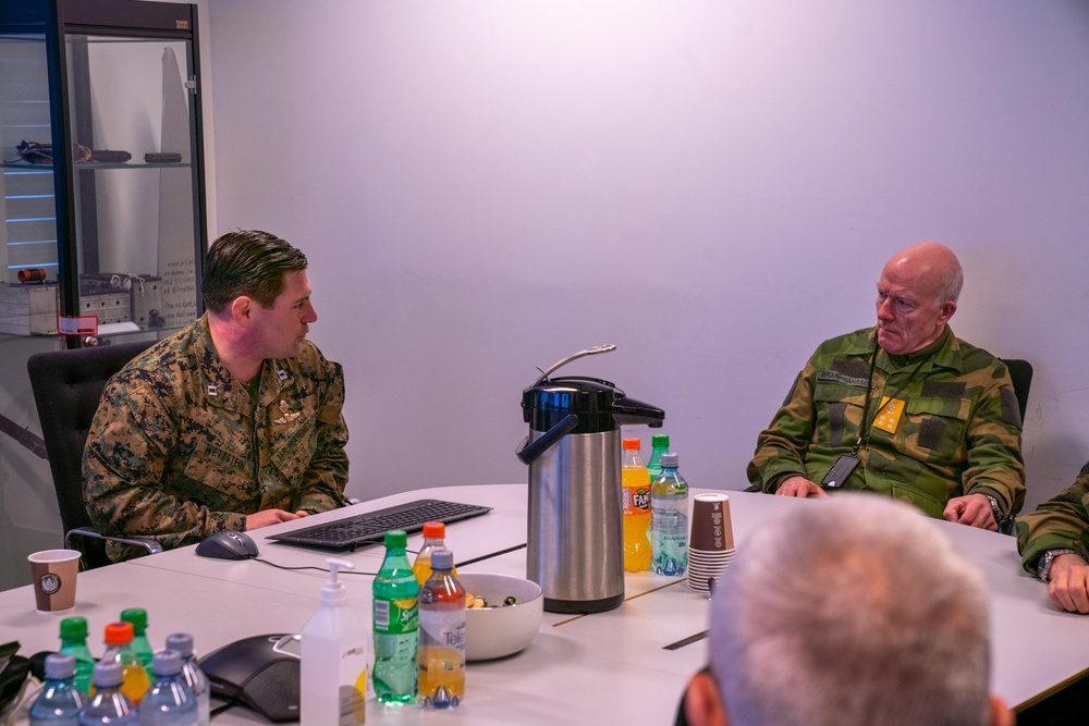 Forsvarssjefen visits 2nd Force Recon