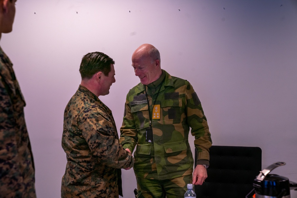 Forsvarssjefen visits 2nd Force Recon