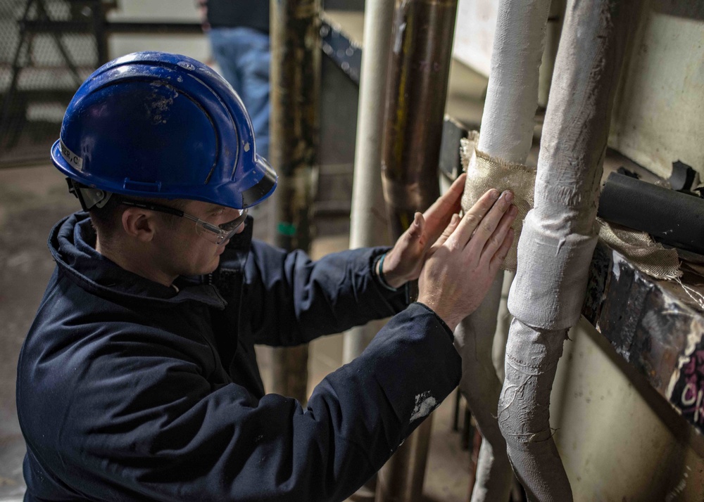 USS George Washington (CVN 73) Sailor Applies Lagging
