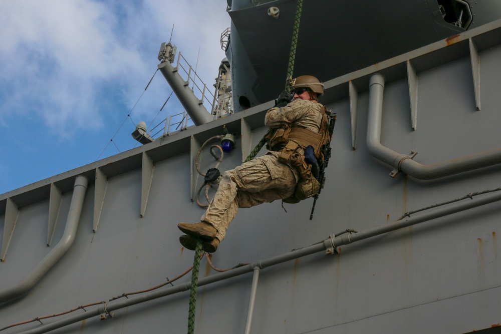 Fox Company fast-ropes aboard Bataan