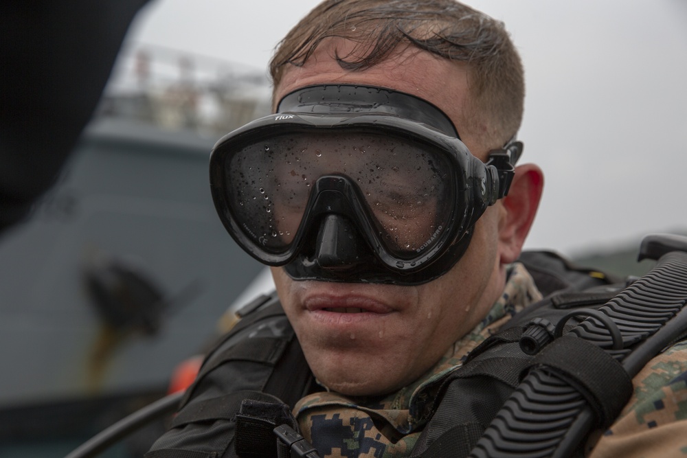 US Marines, Sailors conduct hull inspection