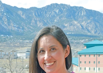 Fort Carson mom earns top spouse award
