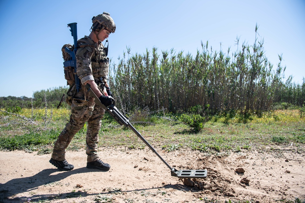 EOD techs conduct dismounted IED training