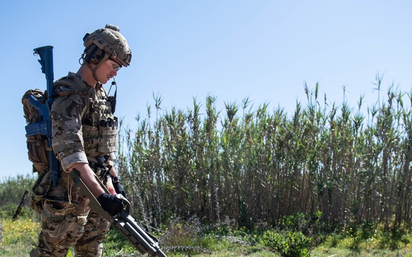EOD techs conduct dismounted IED training