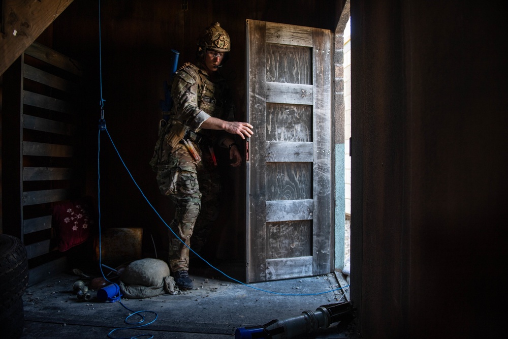 EOD techs conduct surface IED training
