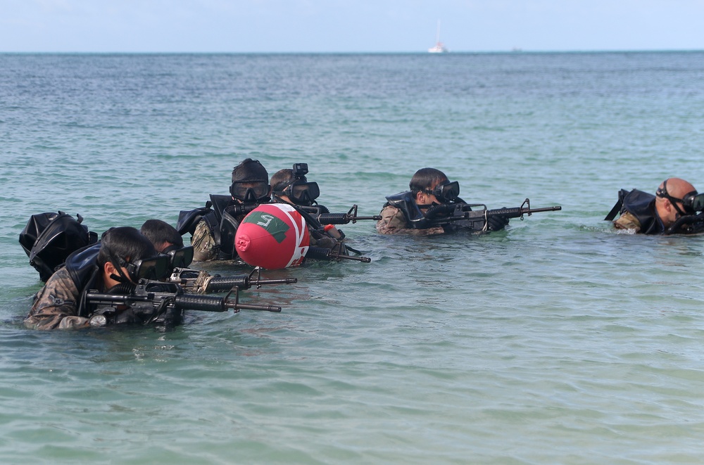 USAJFKSWCS Students Train at Combat Dive School