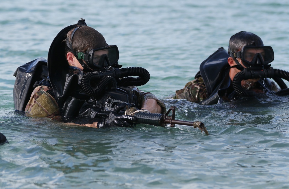 USAJFKSWCS Students Train at Combat Dive School