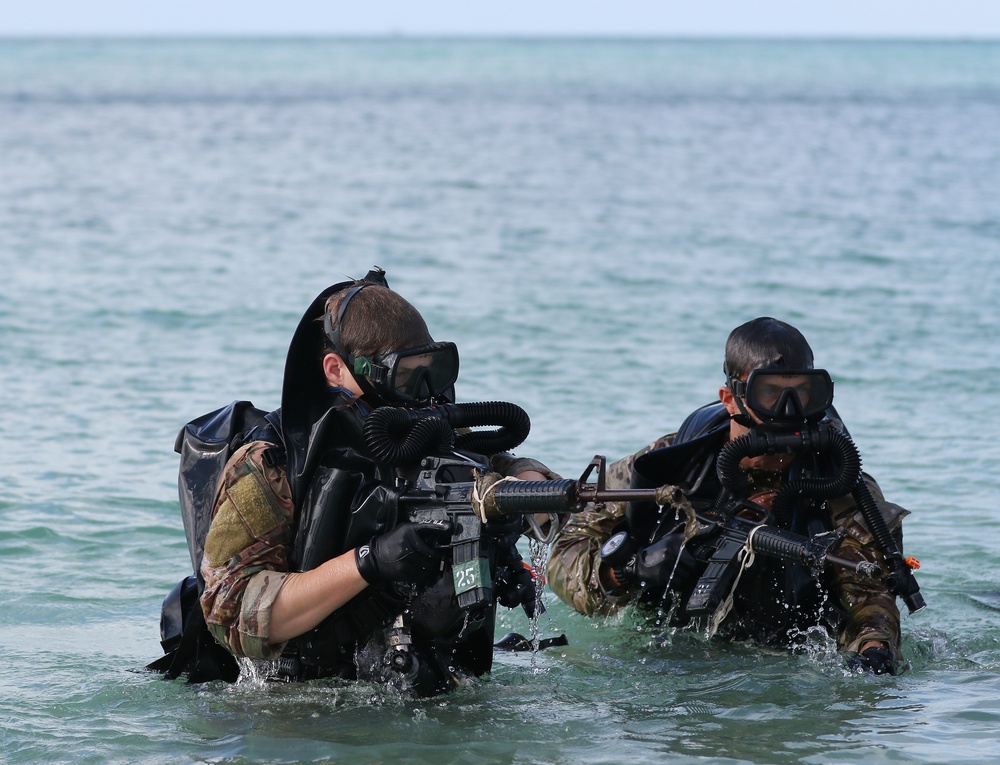 DVIDS - Images - USAJFKSWCS Students Train at Combat Dive School [Image ...