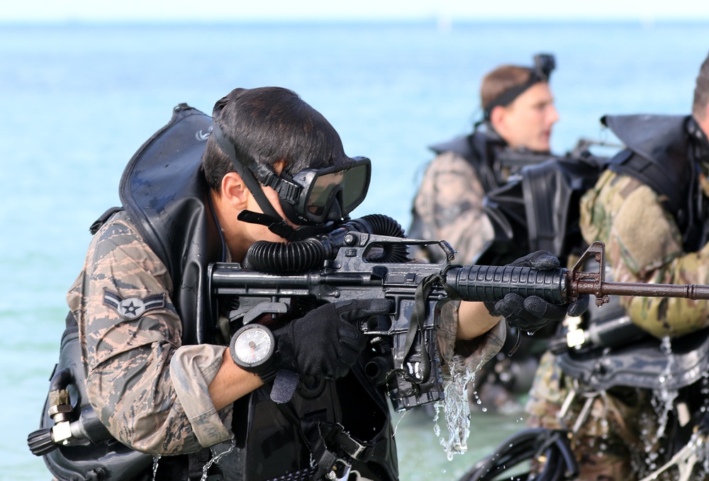 USAJFKSWCS Students Train at Combat Dive School