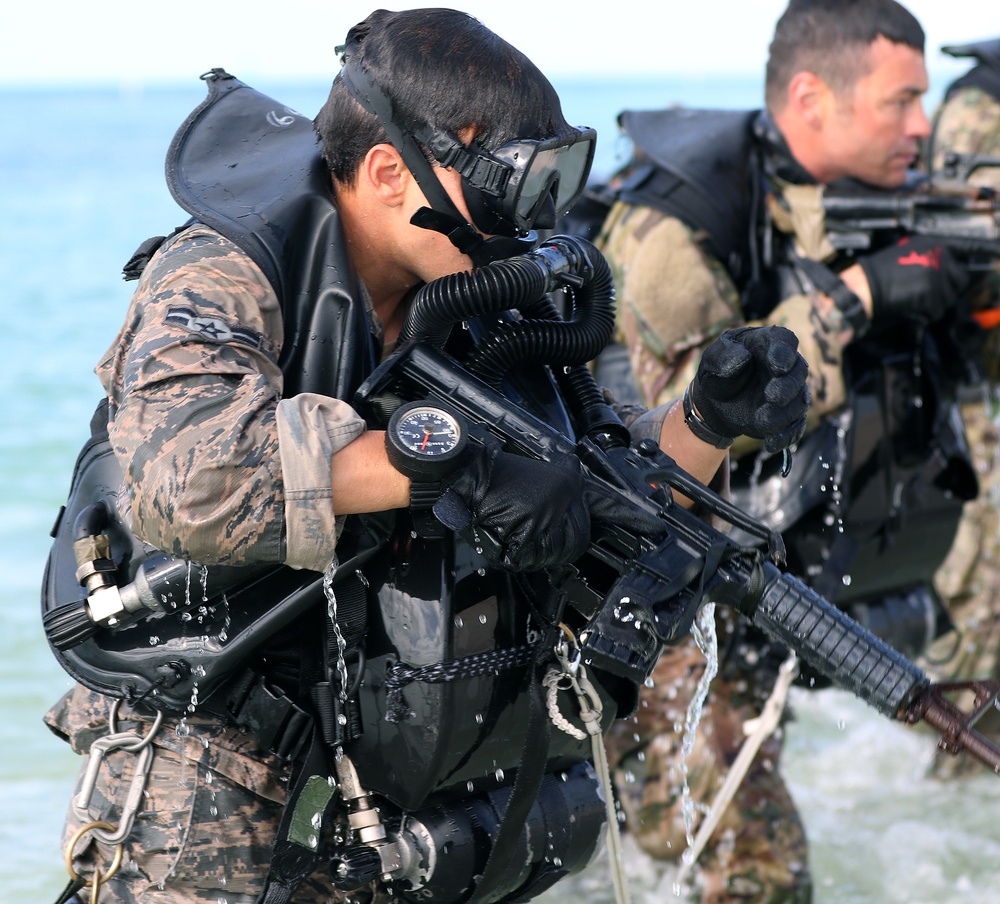 USAJFKSWCS Students Train at Combat Dive School