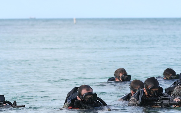 USAJFKSWCS Students Train at Combat Dive School