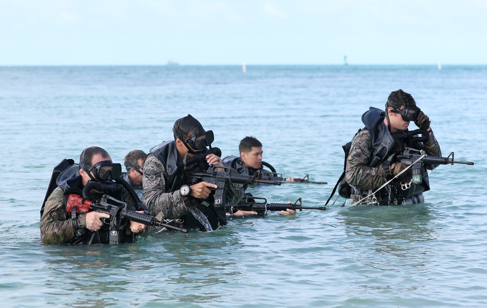 USAJFKSWCS Students Train at Combat Dive School