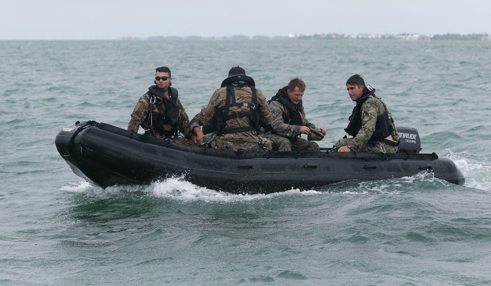 USAJFKSWCS Students Train at Combat Dive School