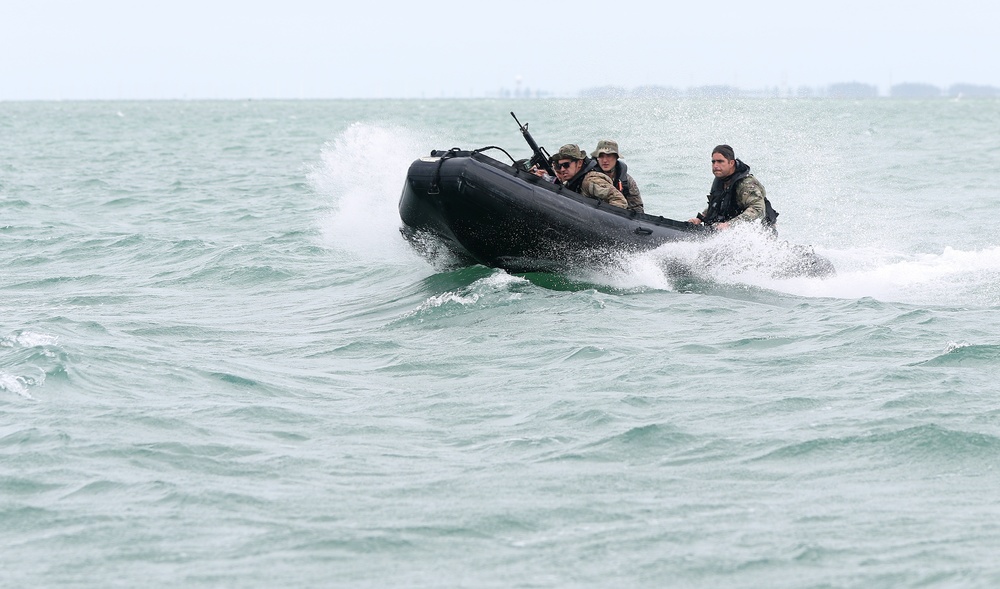 USAJFKSWCS Students Train at Combat Dive School