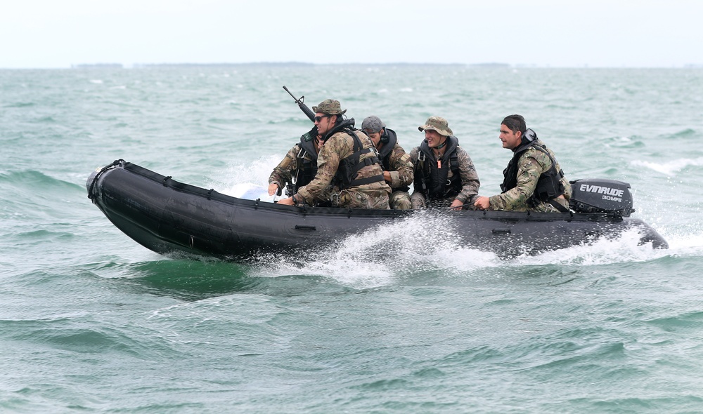 USAJFKSWCS Students Train at Combat Dive School