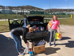 The Hohenfels Spouses Club donates food to soldiers working pandemic response