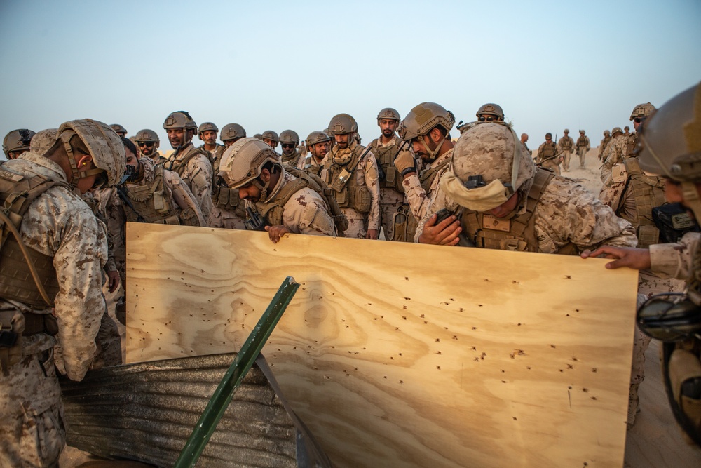 U.S. Marines and UAE Soldiers Conduct Claymore Training