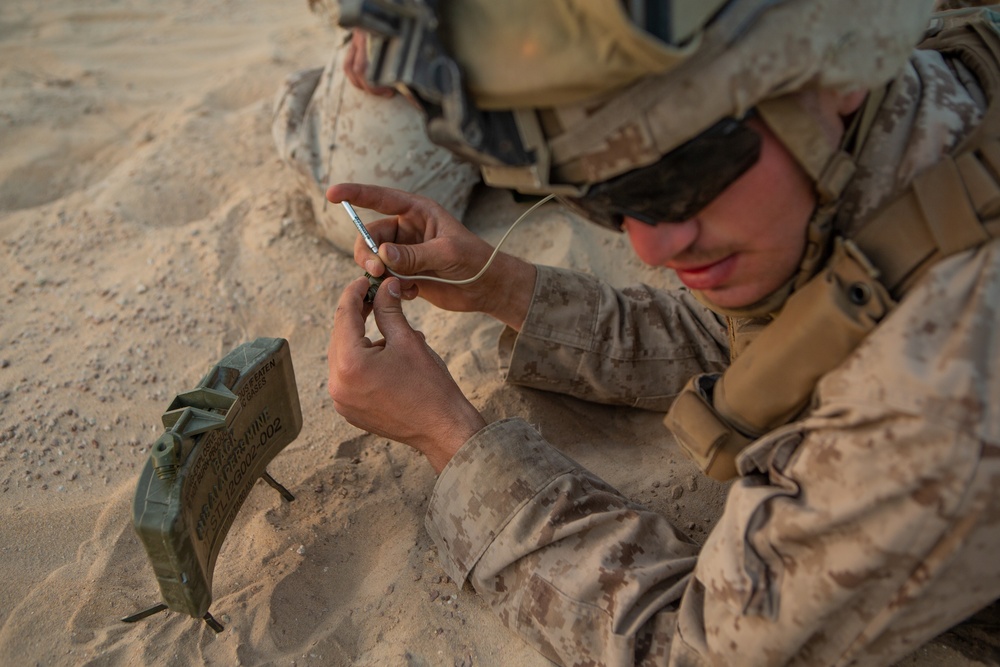 U.S. Marines and UAE Soldiers Conduct Claymore Training