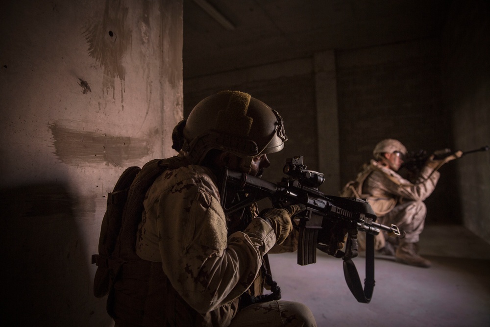 UAE Armed Forces and U.S. Marines conduct Bilateral Sector Clearing on a Facility