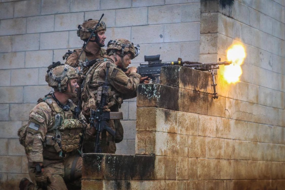 M240L Gun Team Provides Suppressing Fire