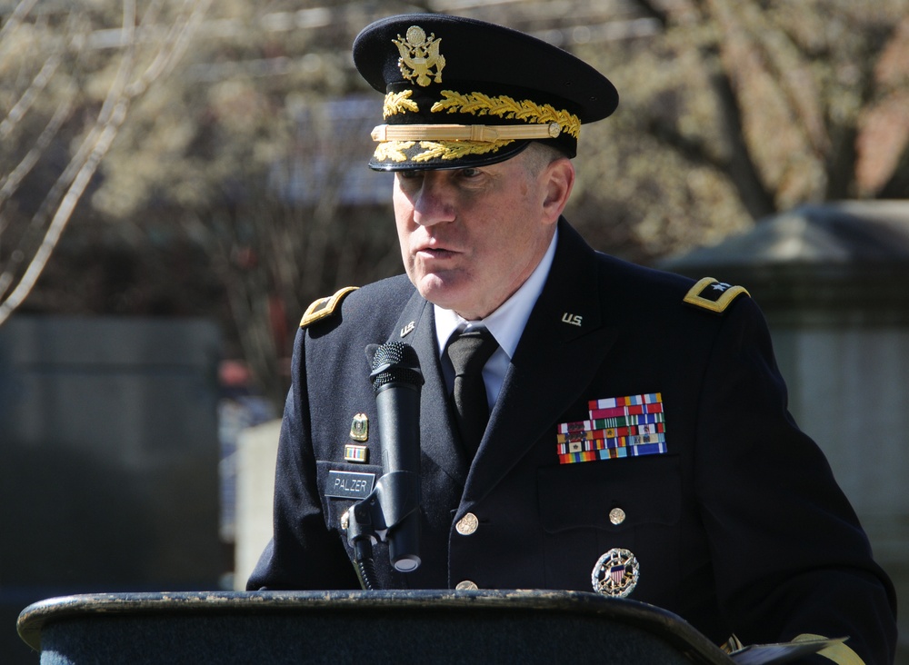 Army Reserve leader honors past president
