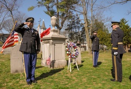 Army Reserve leader honors past president